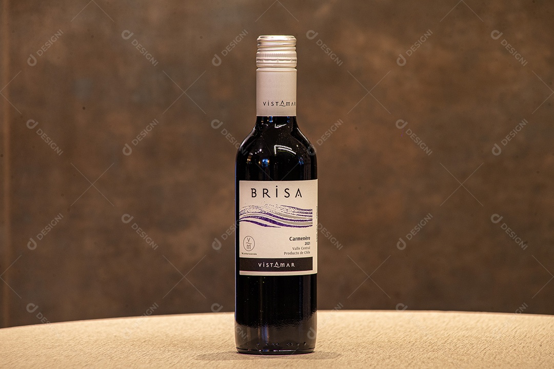 Garrafa de vinho sobre a mesa
