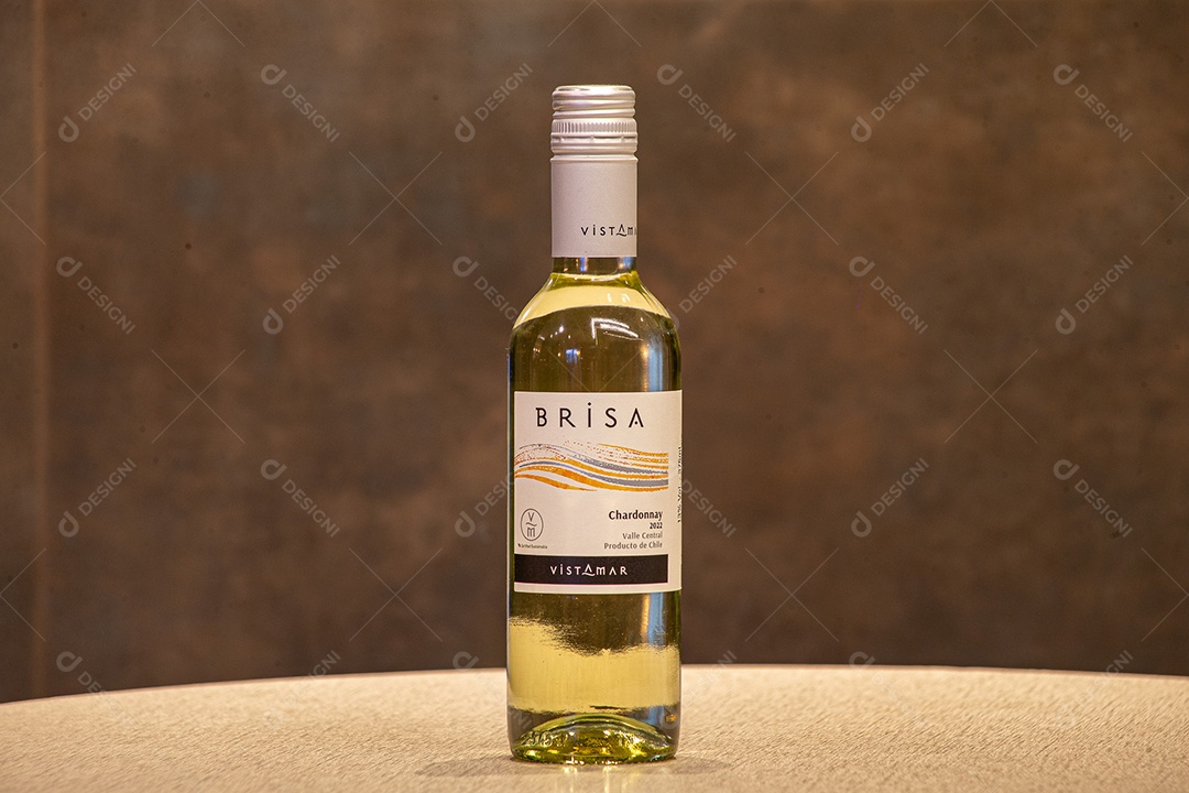 Garrafa de vinho branco sobre a mesa