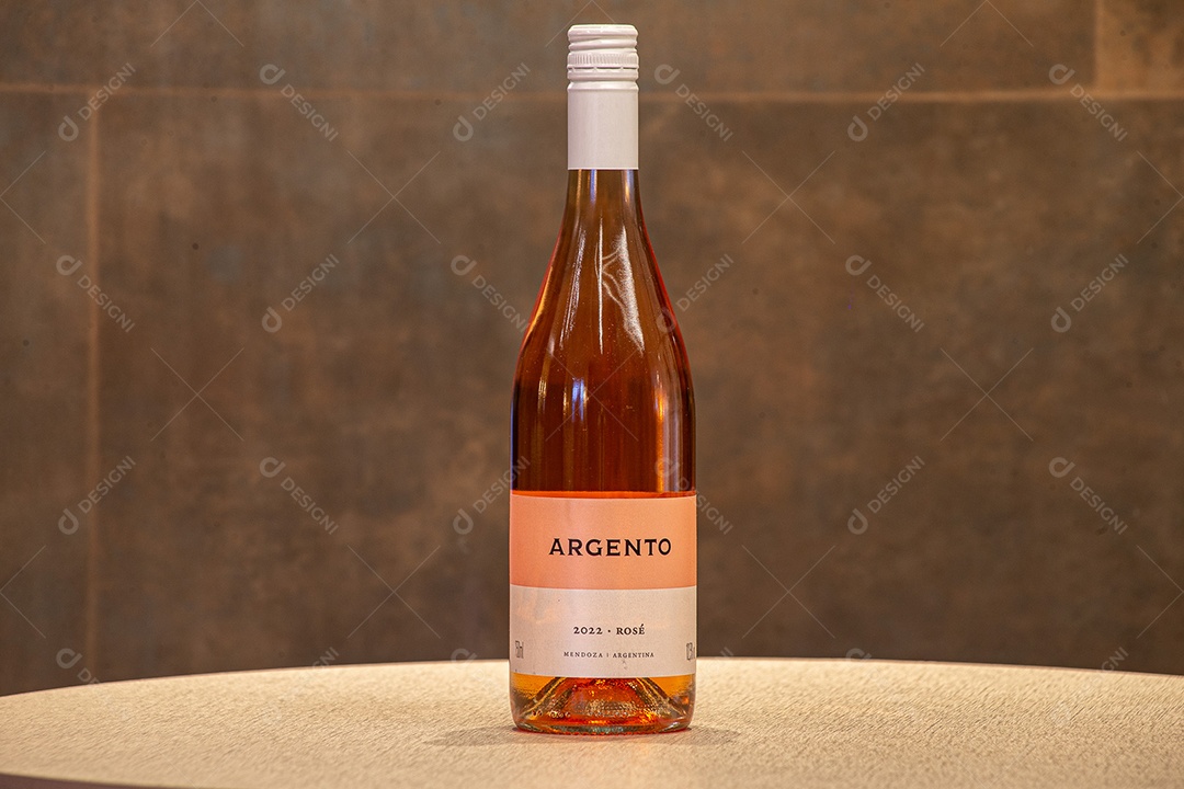 Garrafa de vinho branco sobre a mesa