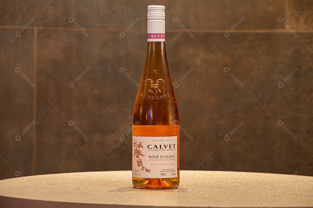 Garrafa de vinho branco sobre a mesa