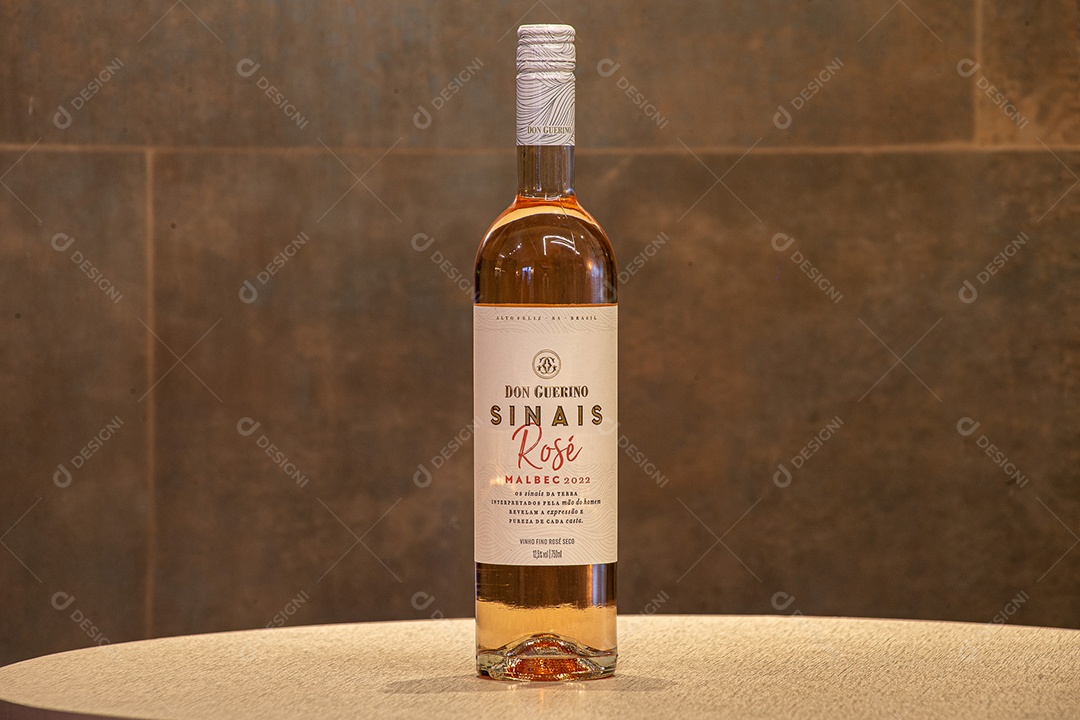 Garrafa de vinho branco sobre a mesa