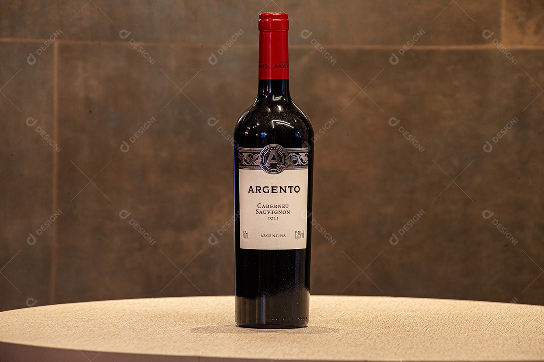 Garrafa de vinho sobre a mesa