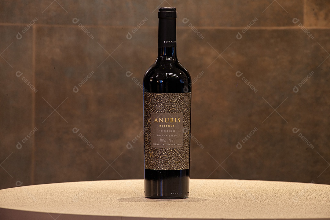 Garrafa de vinho sobre a mesa