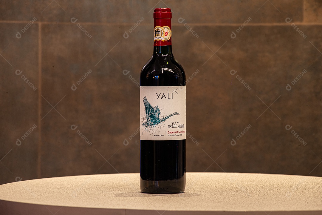 Garrafa de vinho sobre a mesa