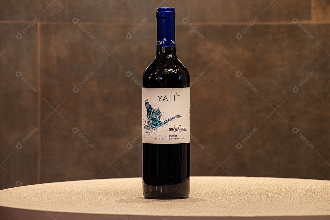 Garrafa de vinho sobre a mesa