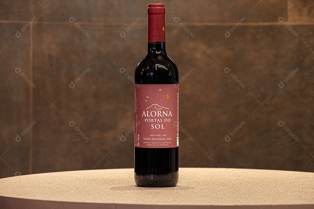 Garrafa de vinho sobre a mesa