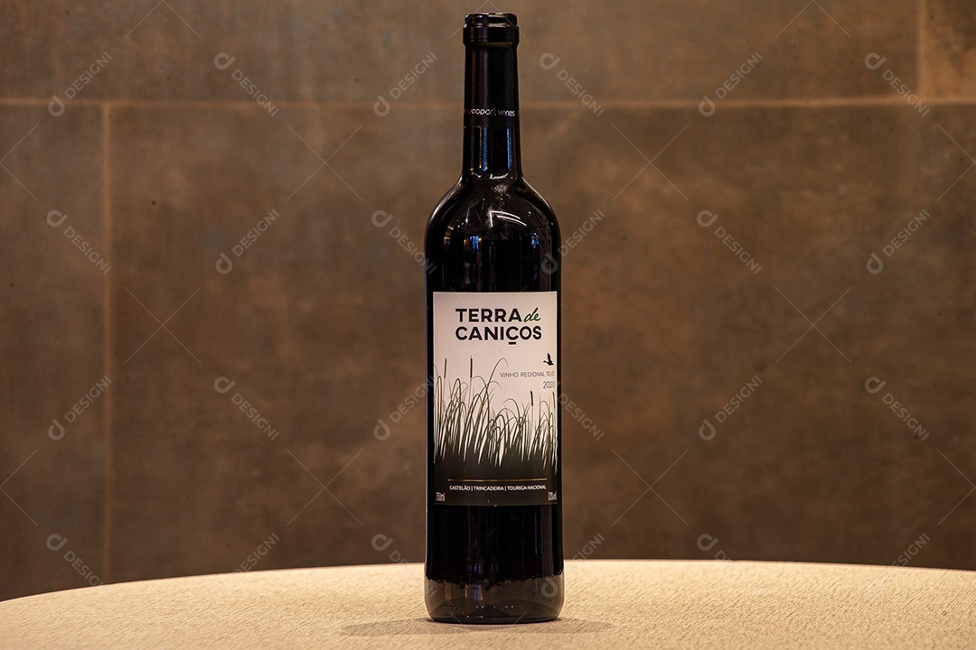 Garrafa de vinho sobre a mesa