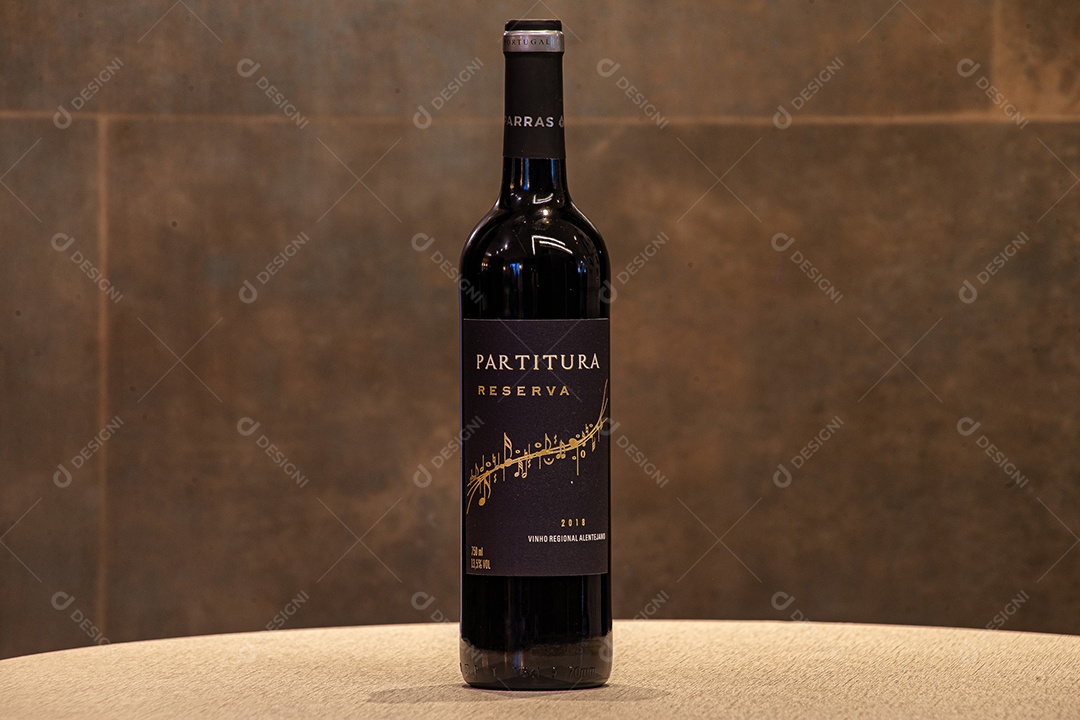 Garrafa de vinho sobre a mesa