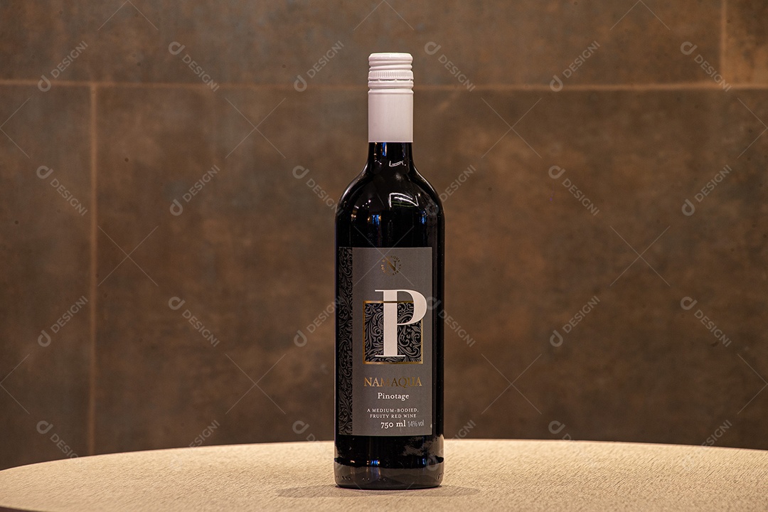 Garrafa de vinho sobre a mesa