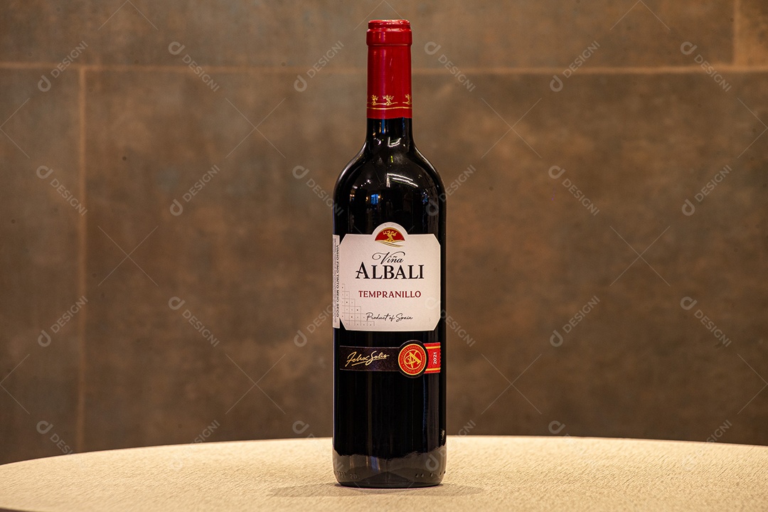 Garrafa de vinho sobre a mesa