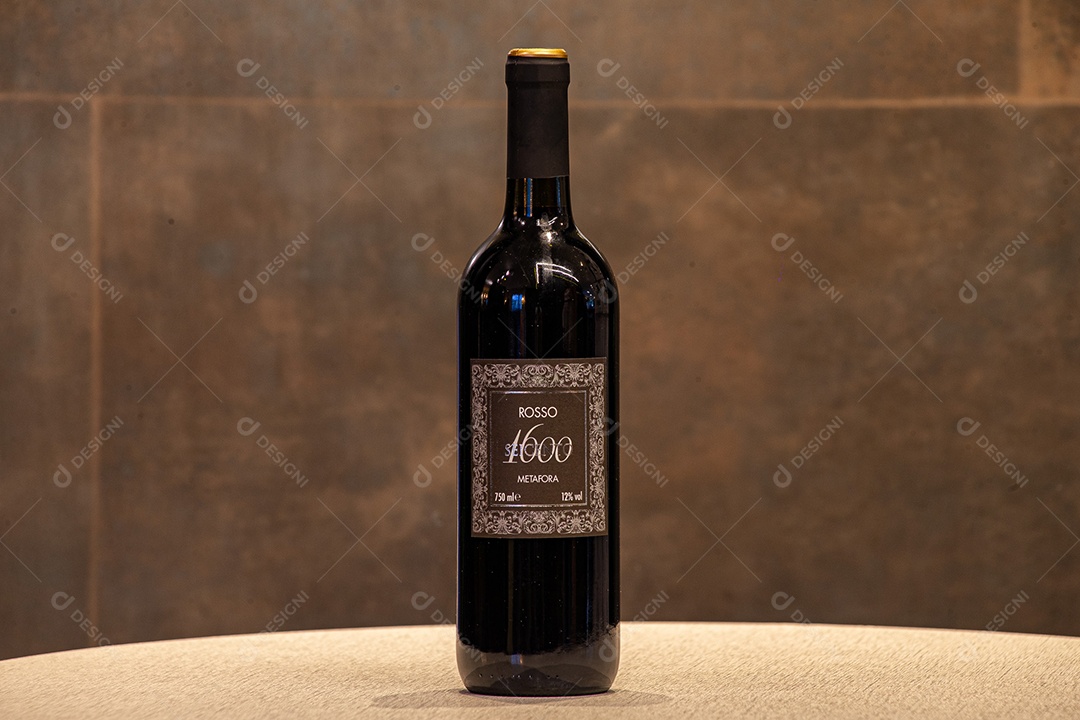 Garrafa de vinho sobre a mesa