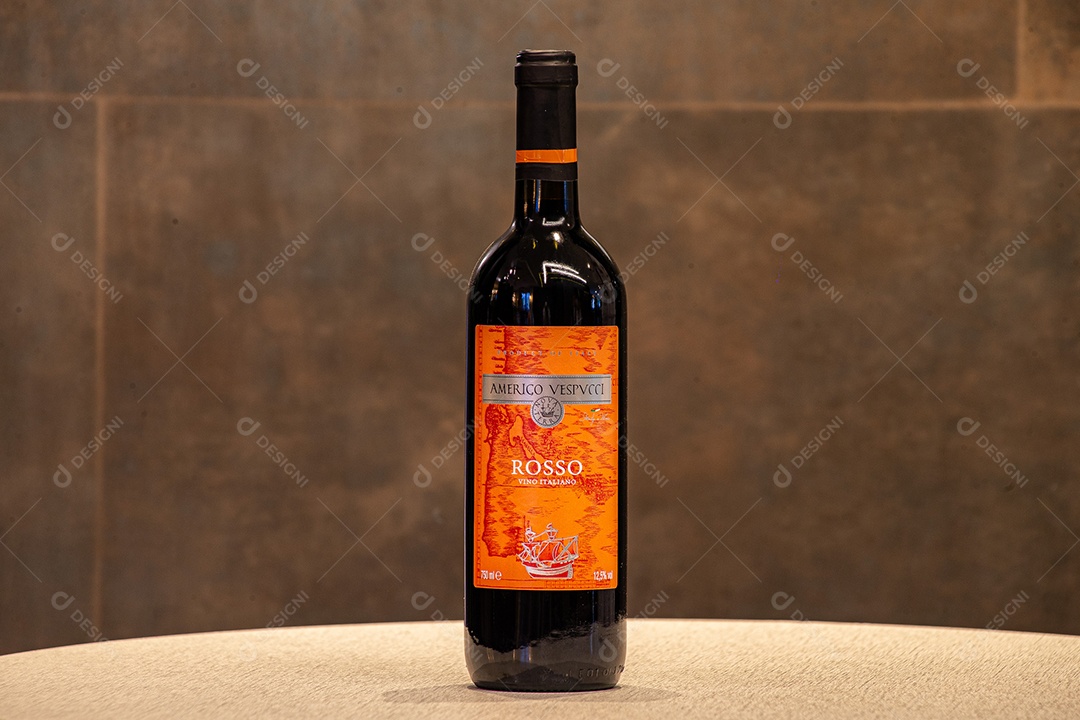 Garrafa de vinho sobre a mesa