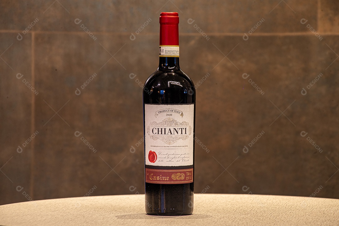 Garrafa de vinho sobre a mesa