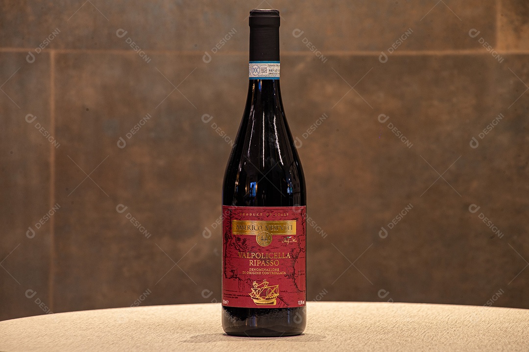 Garrafa de vinho sobre a mesa