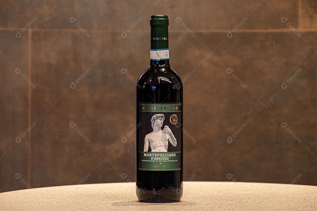 Garrafa de vinho sobre a mesa