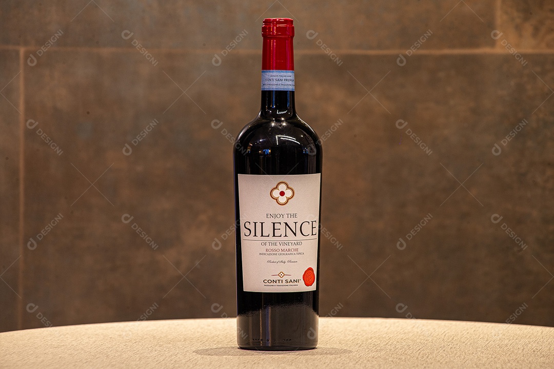 Garrafa de vinho sobre a mesa