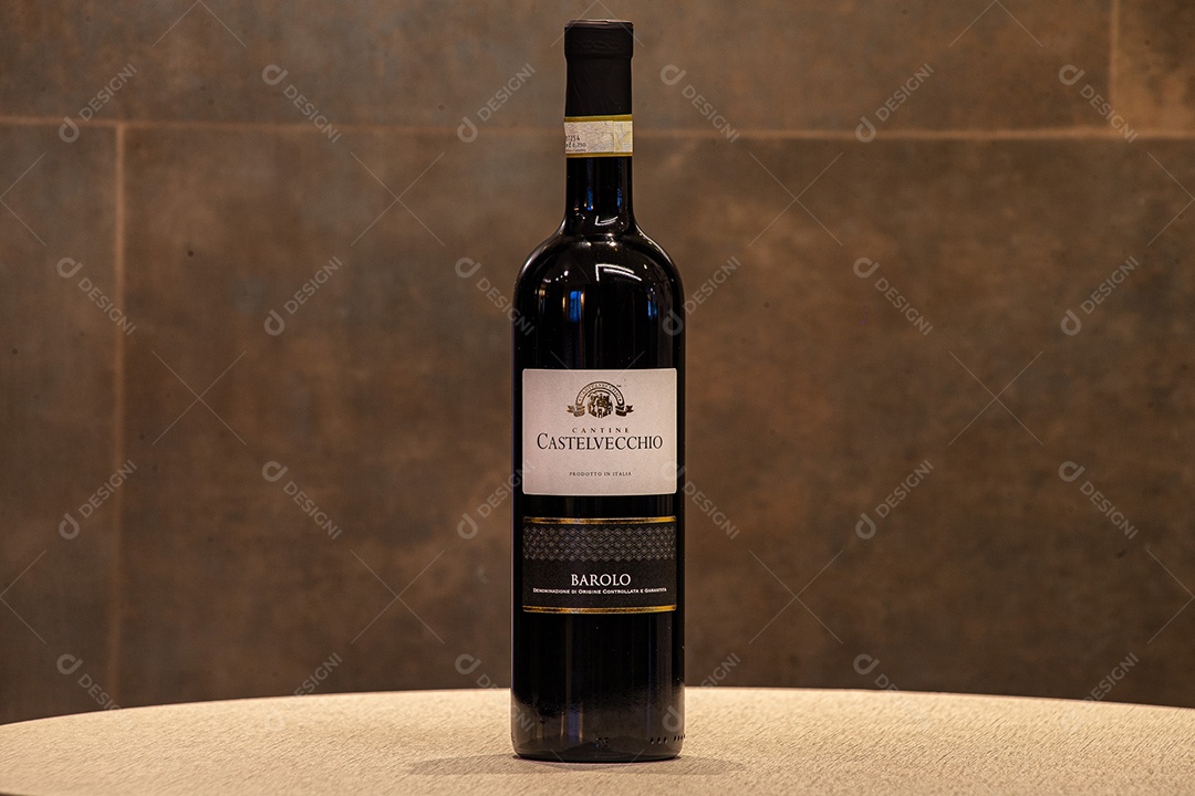 Garrafa de vinho sobre a mesa