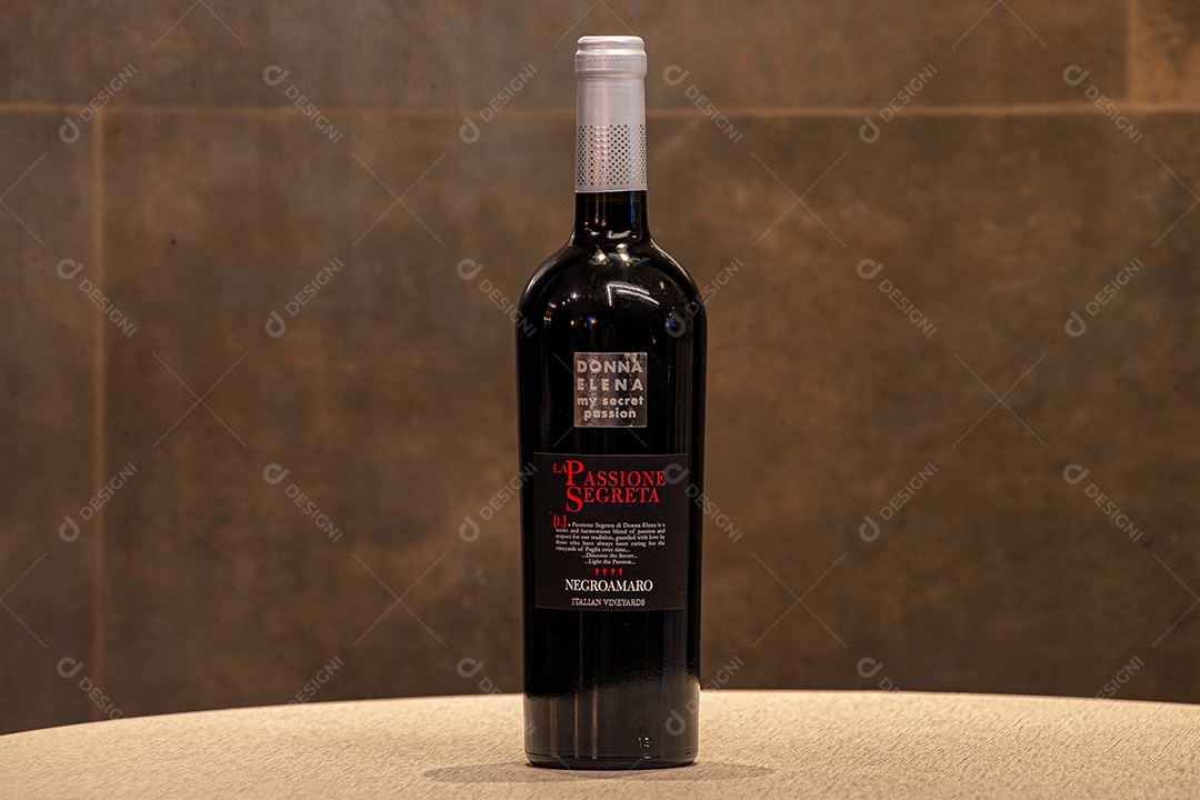 Garrafa de vinho sobre a mesa