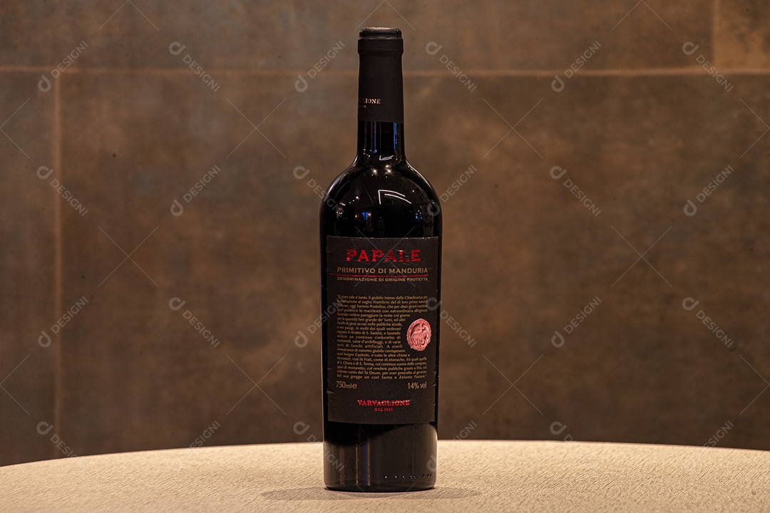 Garrafa de vinho sobre a mesa