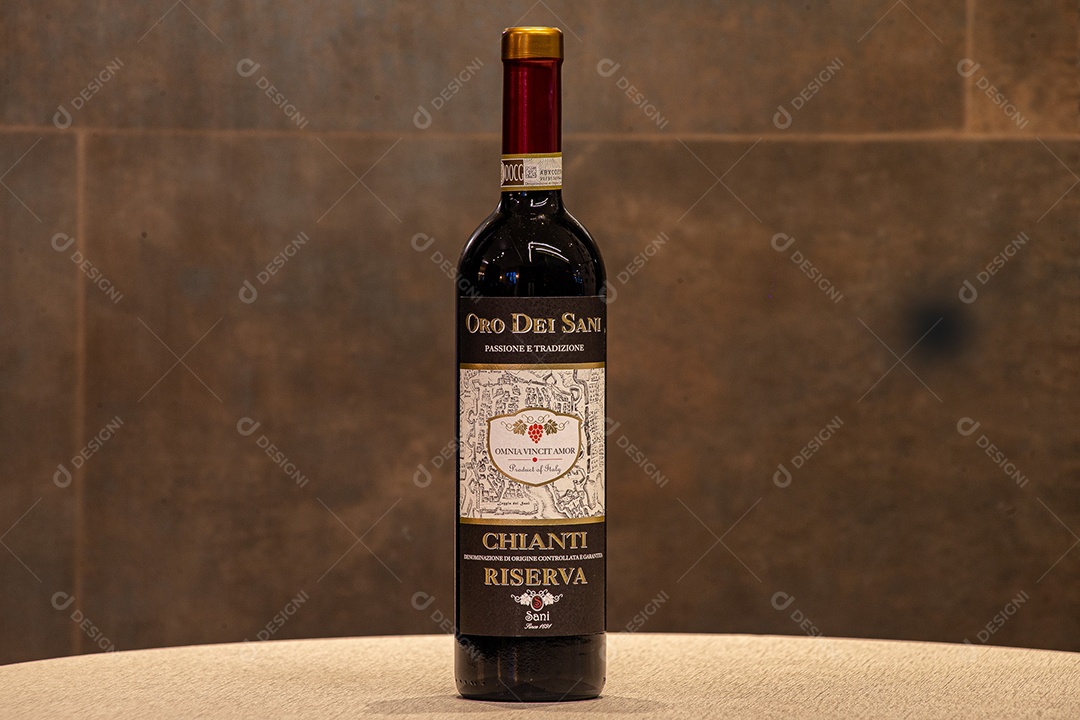 Garrafa de vinho sobre a mesa