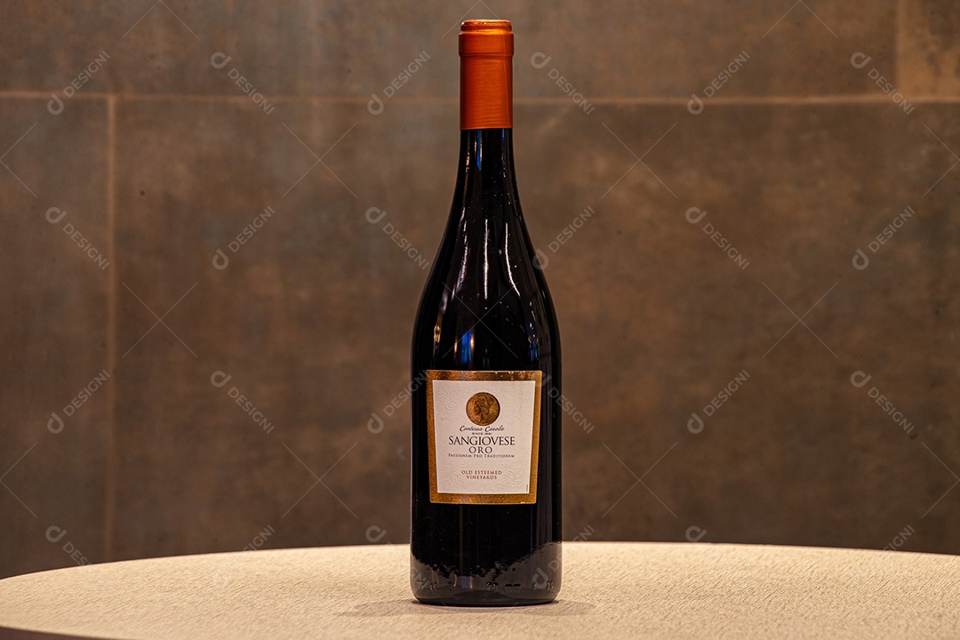 Garrafa de vinho sobre a mesa