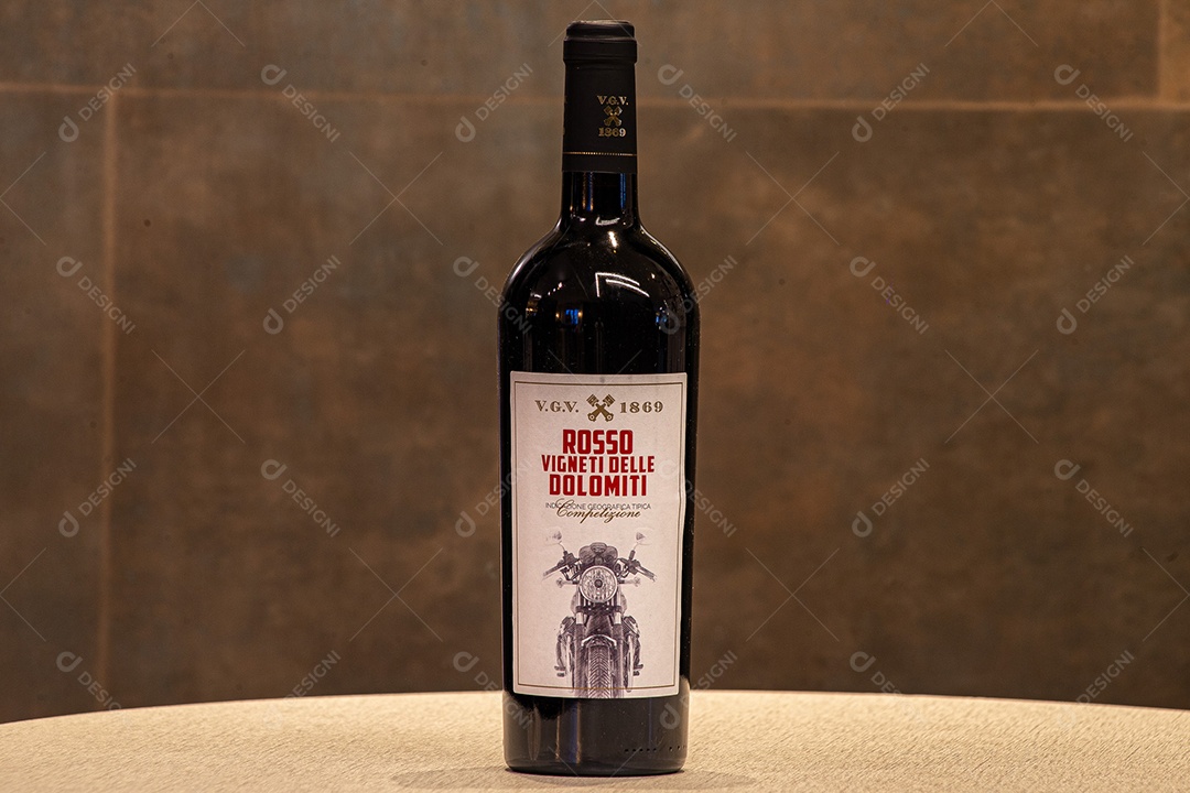 Garrafa de vinho sobre a mesa