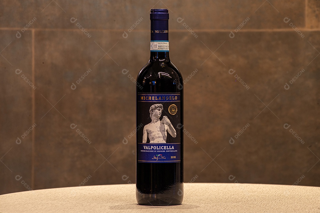 Garrafa de vinho sobre a mesa