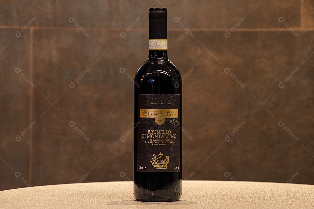 Garrafa de vinho sobre a mesa