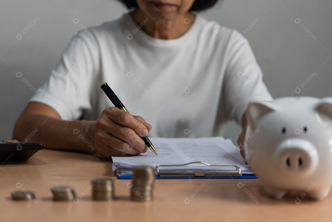 Mulher colocando moedas no cofrinho e economizando dinheiro para plano futuro e fundo de aposentadoria ganhando dinheiro