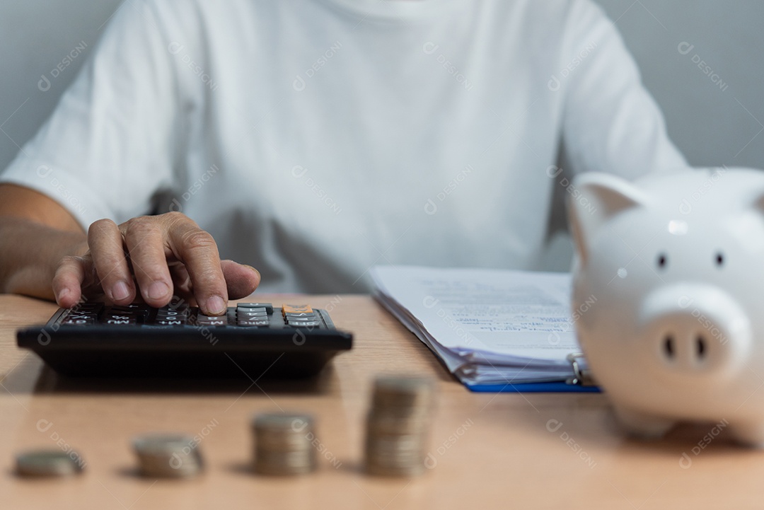 Mão feminina usando calculadora finanças bancárias do conceito de imposto, investimento e contabilidade.