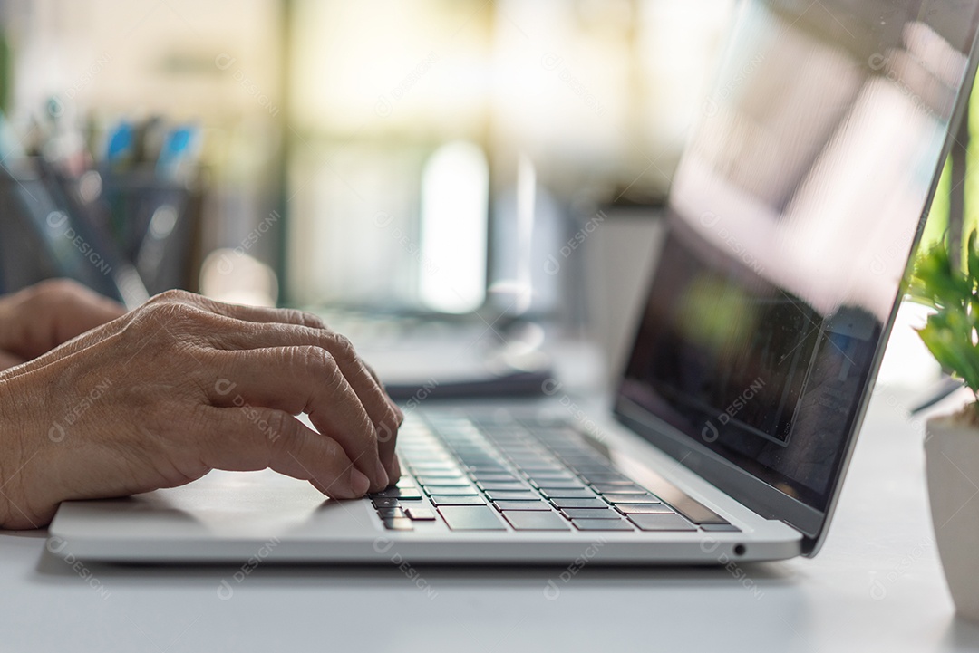 Mulher trabalhando e digitando no teclado na mesa em casa.