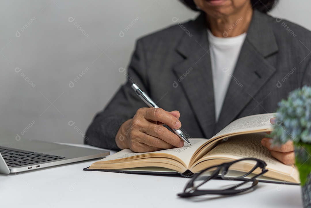 Mãos de mulher com caneta escrevendo no caderno no escritório. aprendizagem, educação e trabalho.