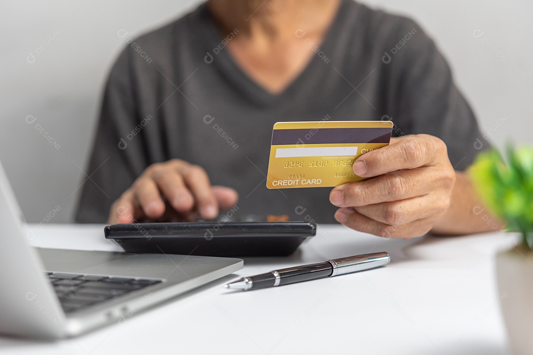 Homem usando cartão de crédito para compras on-line, internet banking, loja on-line, pagamento