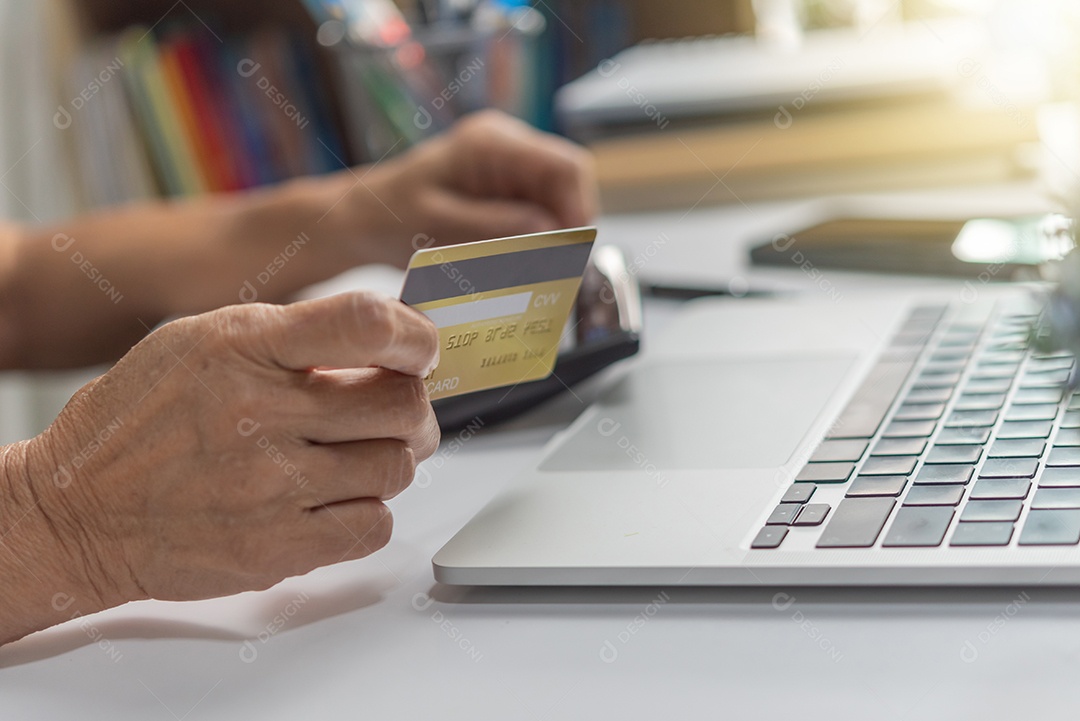 Homem usando cartão de crédito para compras on-line, internet banking, loja on-line, pagamento