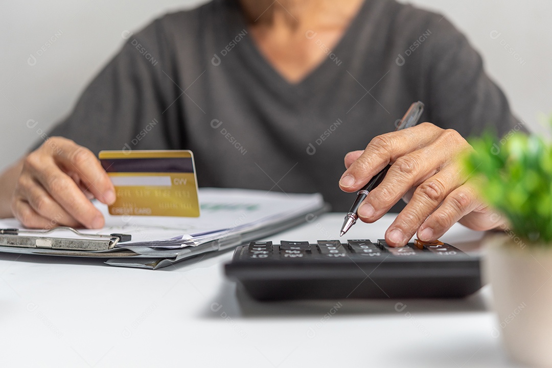 Homem usando cartão de crédito para compras on-line, internet banking, loja on-line, pagamento