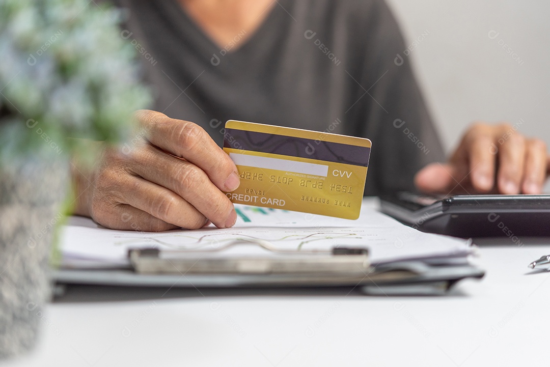 Homem usando cartão de crédito para compras on-line, internet banking, loja on-line