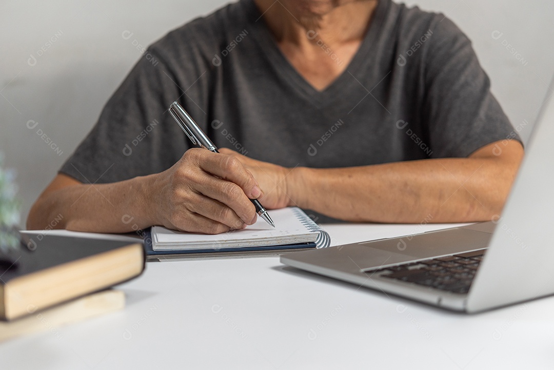 Mãos de mulher com caneta escrevendo em caderno no escritório.aprendizagem, educação e trabalho.