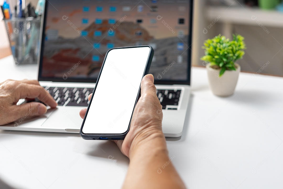 Mãos de mulher segurando um smartphone simulado com tela de espaço de cópia em branco para sua mensagem de texto ou conteúdo informativo.