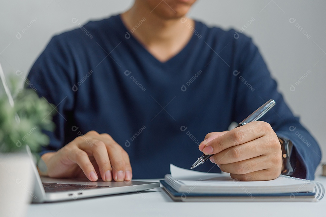 aprendendo aulas on-line usando laptop e caderno de anotações no local de trabalho, desenvolvimento educacional ou conceito de melhoria de conhecimento.