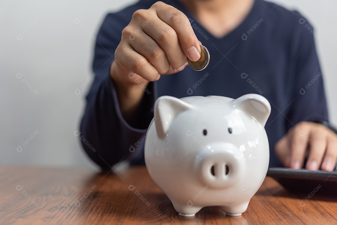 Homem economizando dinheiro em um cofrinho. Conceito de poupança de negócios e investimento financeiro de dinheiro.