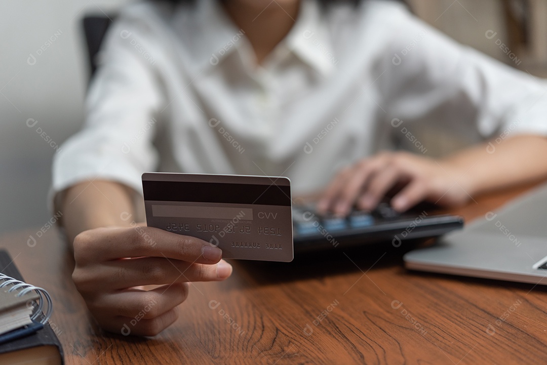Mulher usando cartão de crédito para compras on-line, internet banking, loja on-line