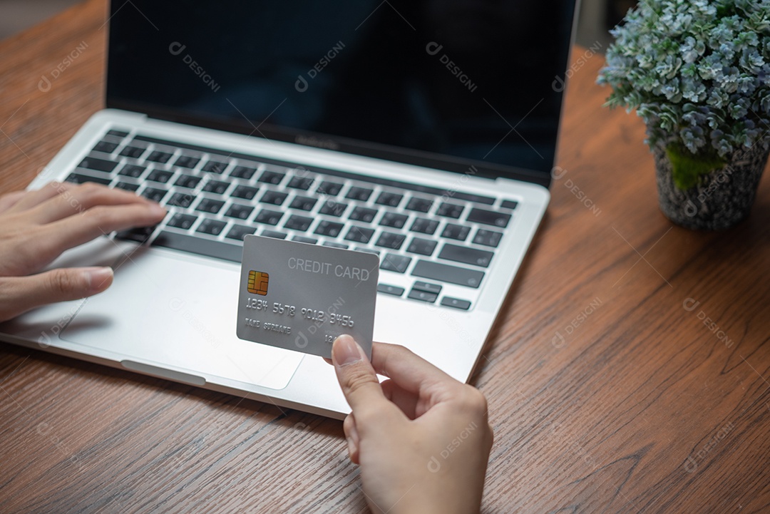 mulher usando laptop fazendo compras on-line, pagando com cartão de crédito, fazendo pagamentos, verificando saldo