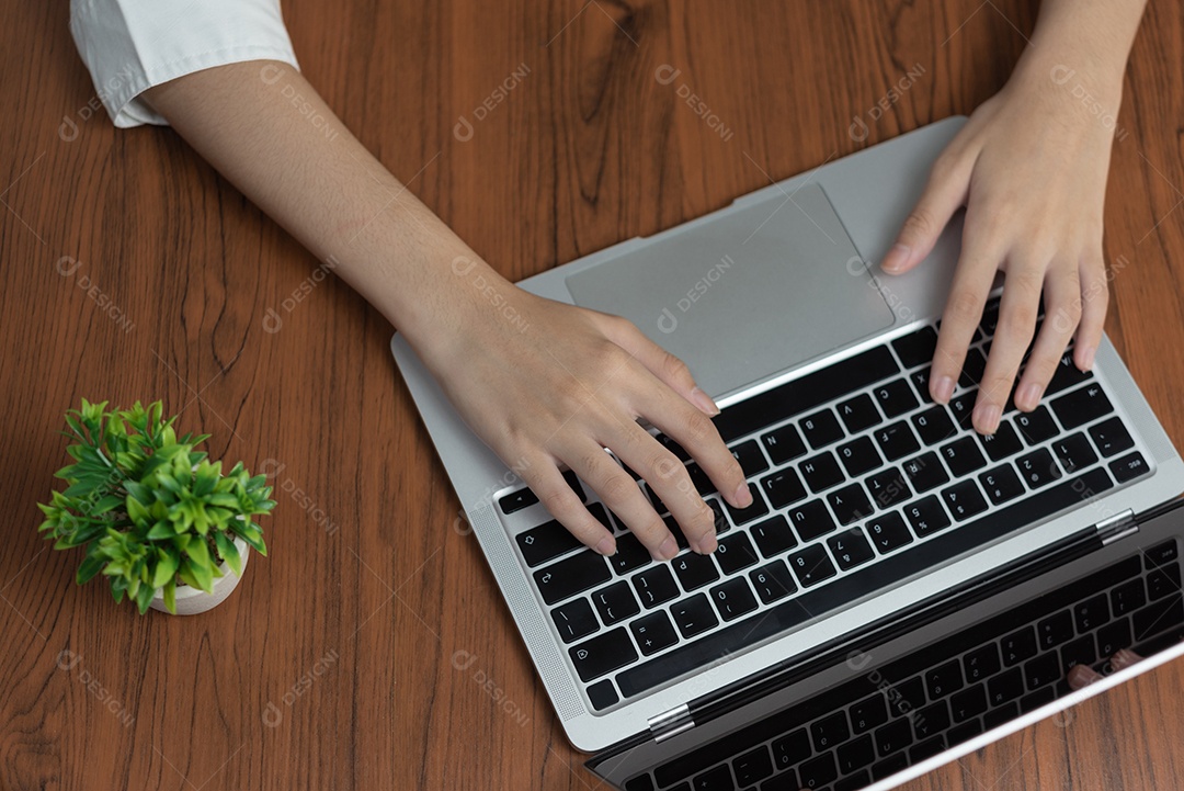 mulher trabalhando e digitando no teclado na mesa em casa.