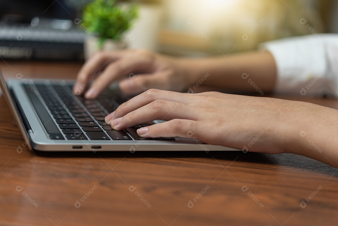 mulher trabalhando e digitando no teclado na mesa em casa.