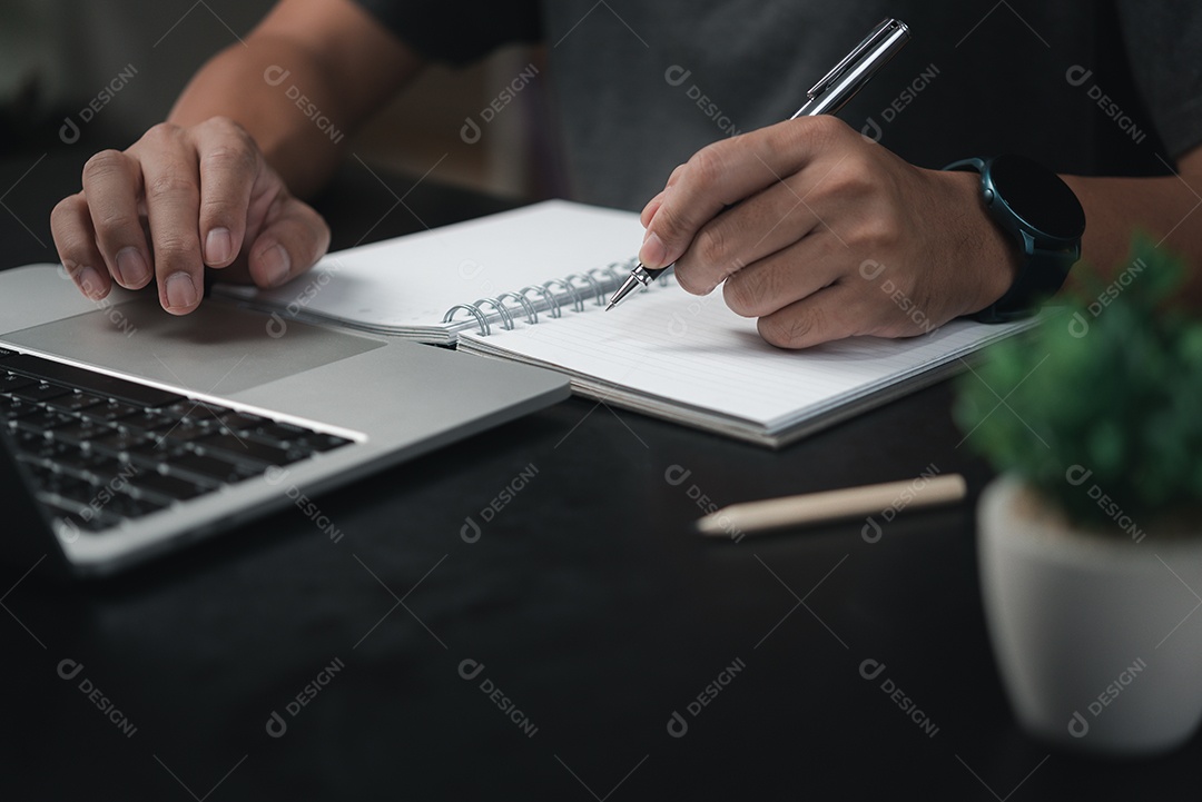 mãos de homem com caneta escrevendo no caderno no escritório. aprendizagem, educação e trabalho.