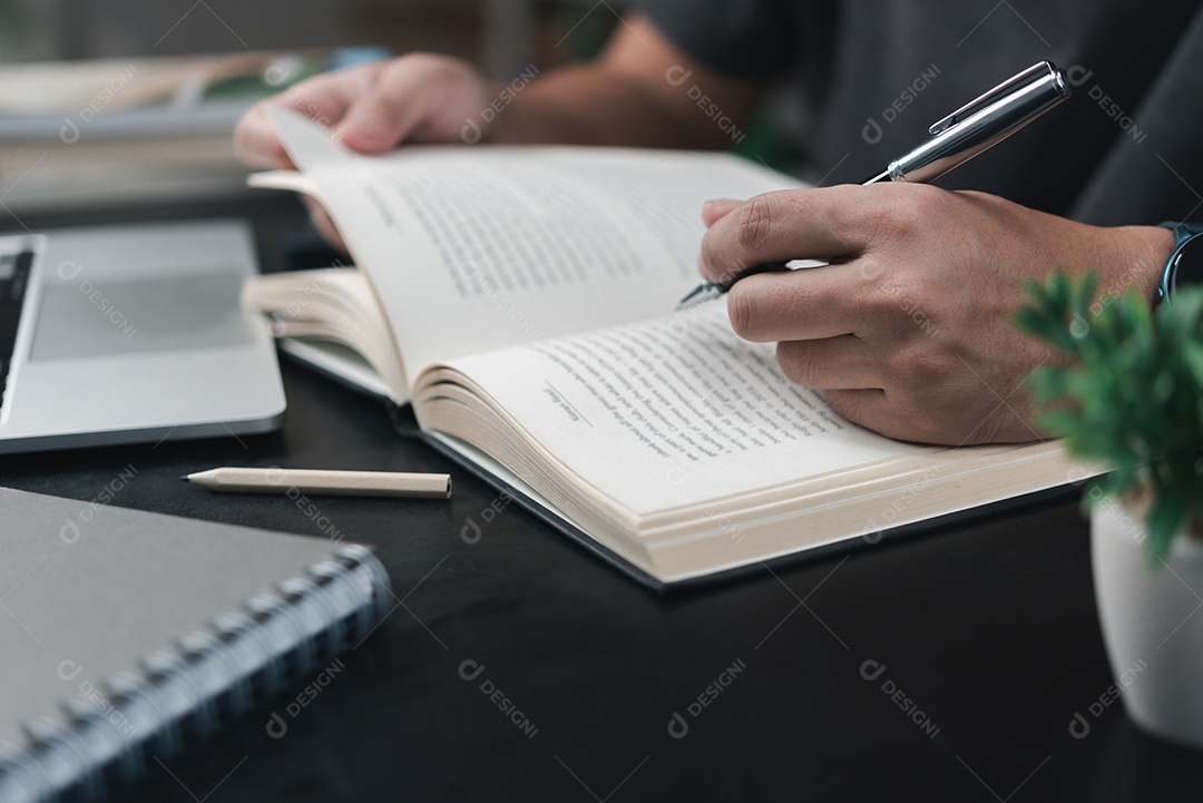 mãos de homem com caneta escrevendo no caderno no escritório. aprendizagem, educação e trabalho.