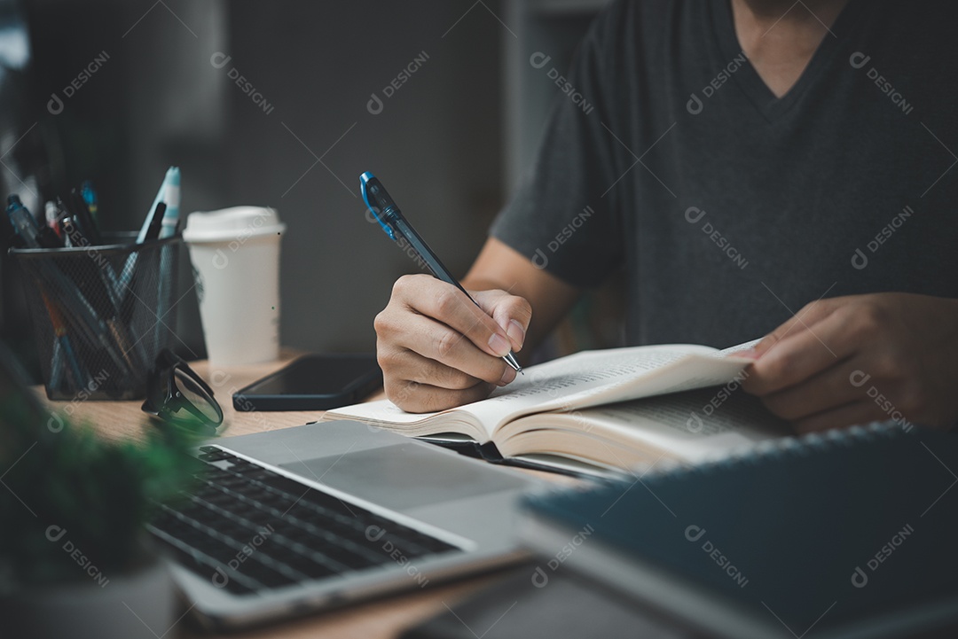 mãos de homem com caneta escrevendo no caderno no escritório. aprendizagem, educação e trabalho.