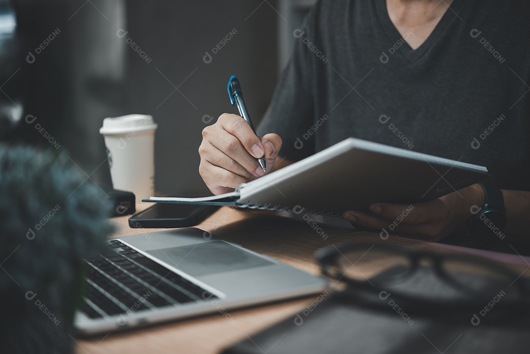 mãos de homem com caneta escrevendo no caderno no escritório. aprendizagem, educação e trabalho.