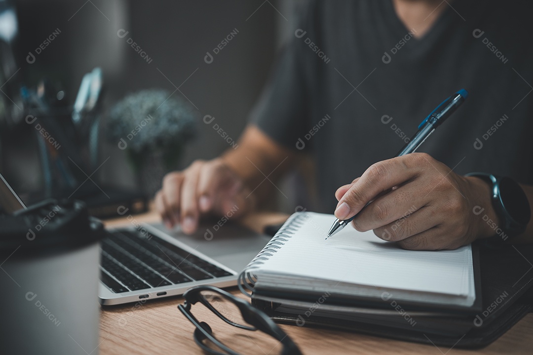 mãos de homem com caneta escrevendo no caderno no escritório. aprendizagem, educação e trabalho.