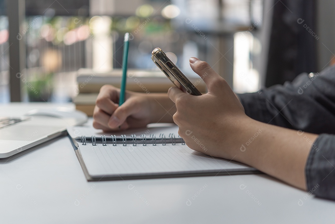 Mãos de mulher com caneta escrevendo em caderno no escritório.aprendizagem, educação e trabalho.